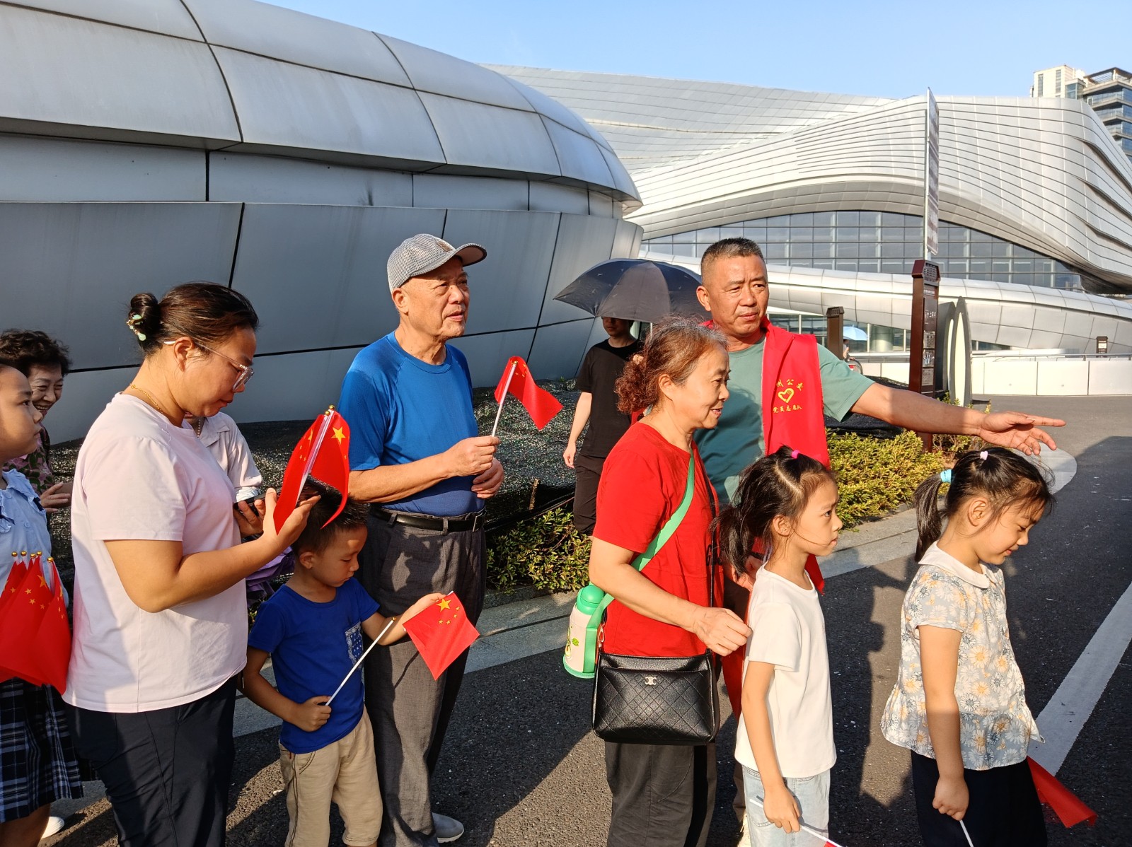 節日我在崗｜衢州公交人日夜堅守，以“志愿紅”繪就古城溫暖出行路